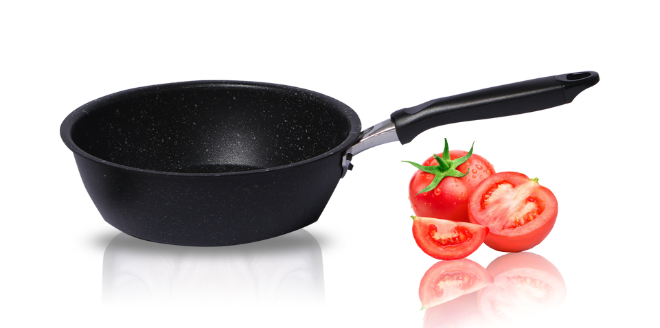 Chảo sâu vân đá đáy từ Ramos đặt trên bếp từ, ánh sáng nhẹ nhàng thể hiện lớp vân đá chống dính phủ trên lòng chảo